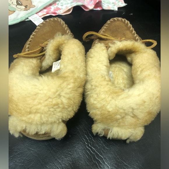 LL Bean Tan Wicked Good Moccasin Slippers lined women’s size 7 - Picture 2 of 5